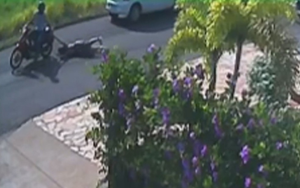 Assaltante arrasta mulher por 20 metros na rua após relógio ficar preso à bolsa roubada