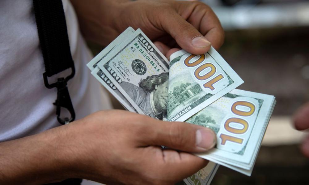 Dólar sobe para R$ 5,72 e fecha no maior valor em duas semanas