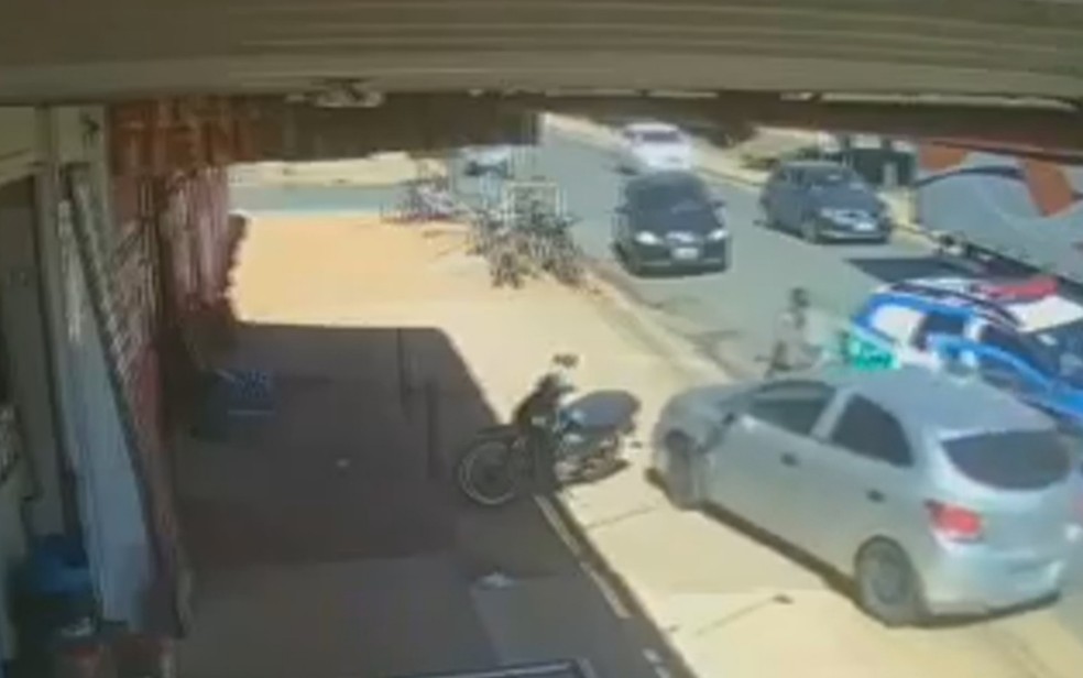 Homem quase atropela policial na calçada para fugir de blitz em Planaltina de Goiás