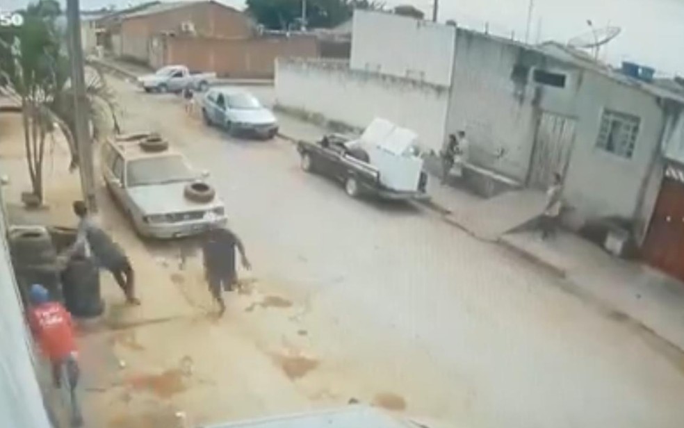 Homem sobe em carro, atira entre telhado e portão de oficina e mata mecânico em Formosa