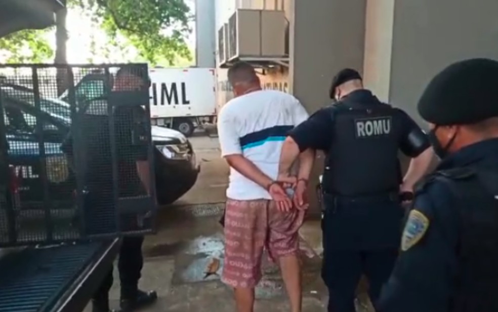 Venezuelano é levado para a delegacia suspeito de ameaçar a mulher e a enteada com faca