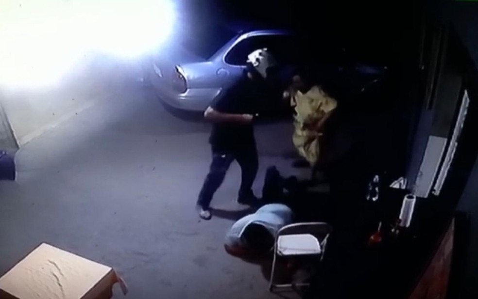 Vendedor de caldos tem celular roubado por assaltante após ser baleado no pescoço em frente à mãe