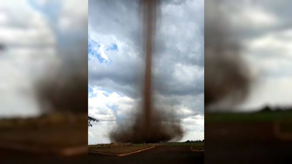 Redemoinho gigante impressiona e faz moradores até correrem por medo em Bom Jesus de Goiás