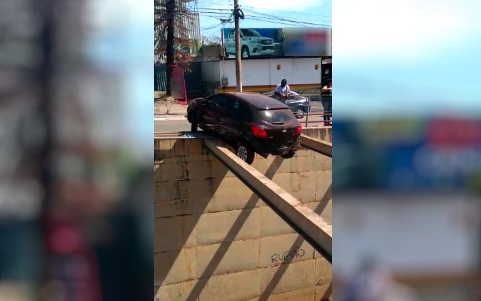 Carro fica pendurado em viaduto após motorista se esquecer de puxar o freio de mão