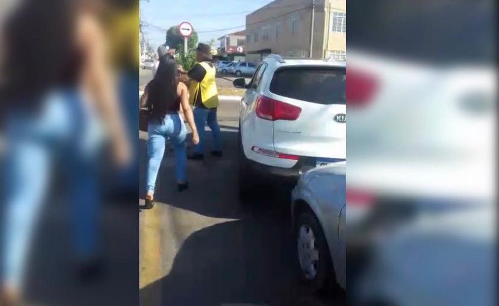 Casais trocam ofensas, tapas e chutes após acidente de carro em Aparecida de Goiânia