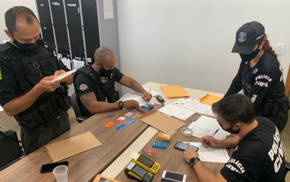 Quatro pessoas são presas suspeitas de aplicar golpe ‘bença tia’ por app de mensagem e dar prejuízo de R$ 260 mil a três idosos