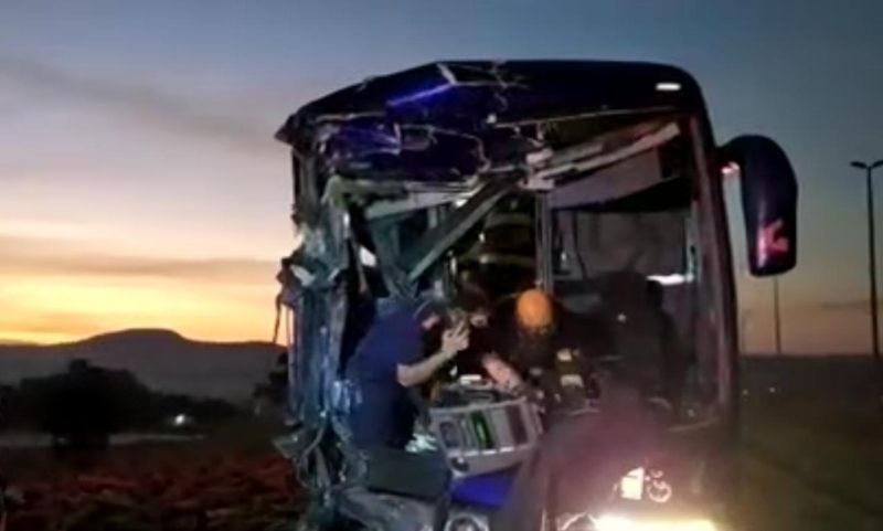 Colisão entre ônibus e caminhão deixa vários feridos em Senador Canedo