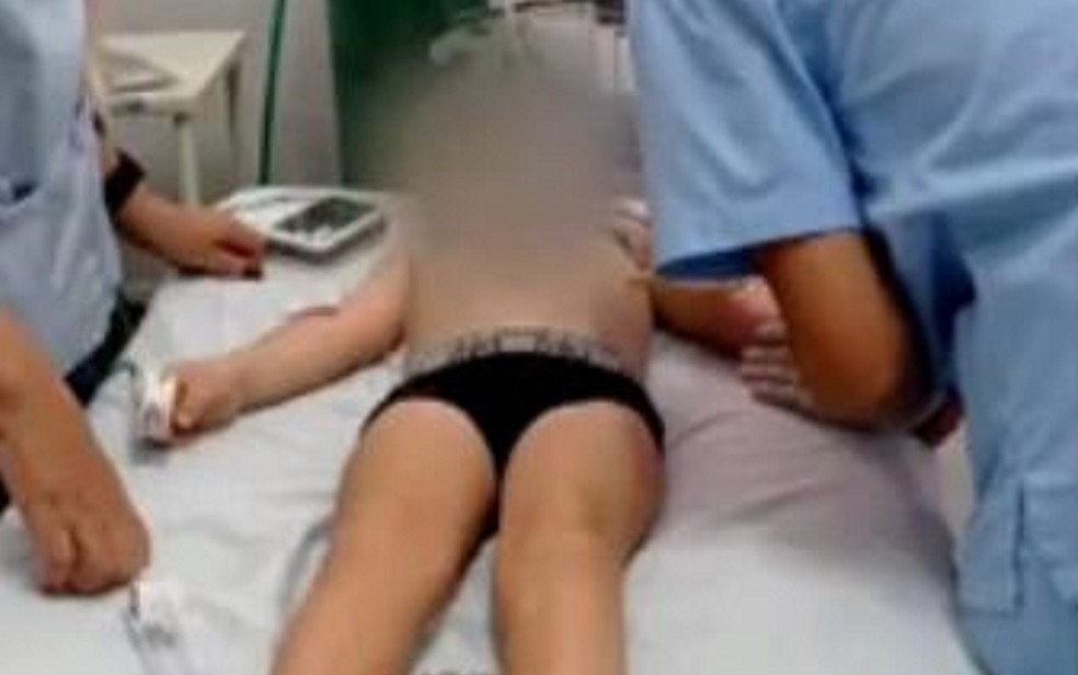 Pai faz os primeiros socorros e salva filho que quase se afogou enquanto brincava com crianças em piscina