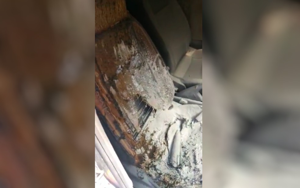 PM quebra vidro de carro para apagar incêndio, em Goiânia