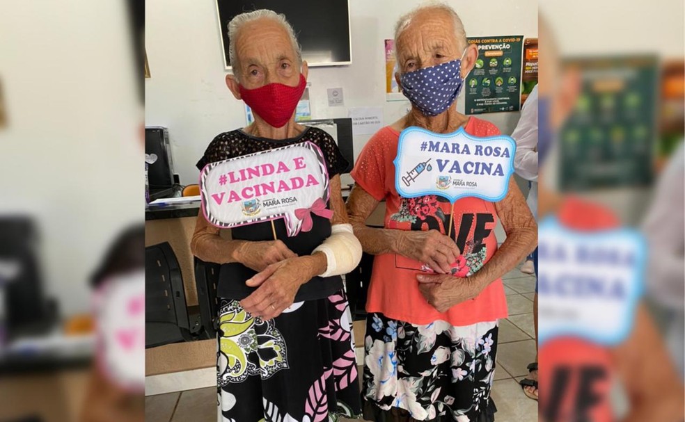 Gêmeas de 80 anos são vacinadas juntas contra a Covid-19