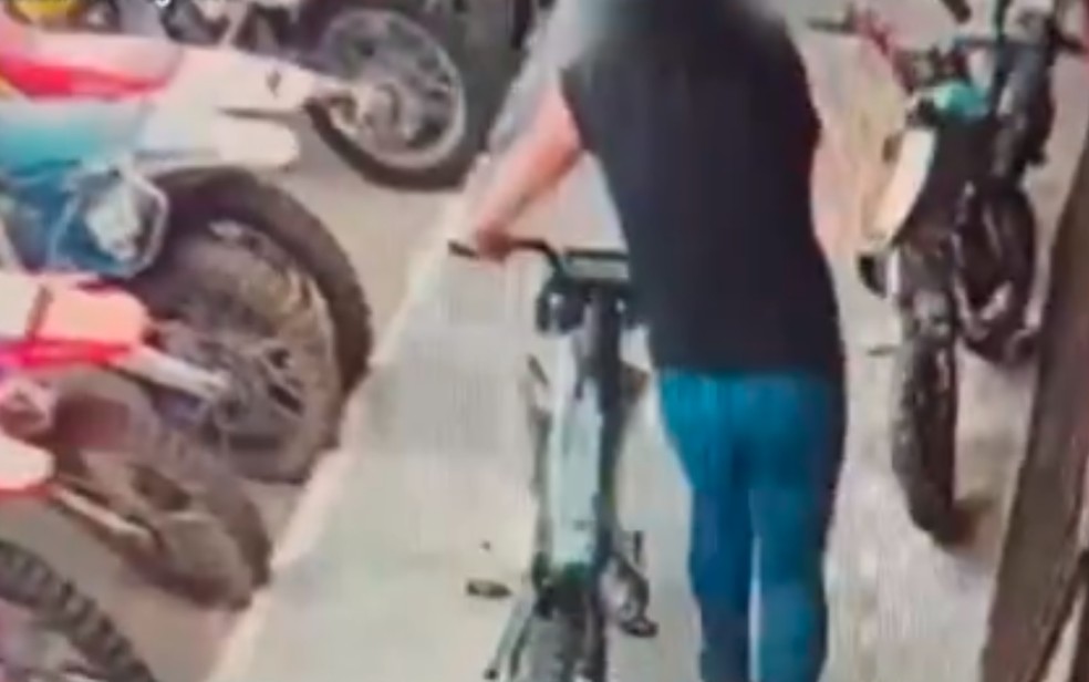 Mulher é filmada furtando minimoto no Setor Campinas