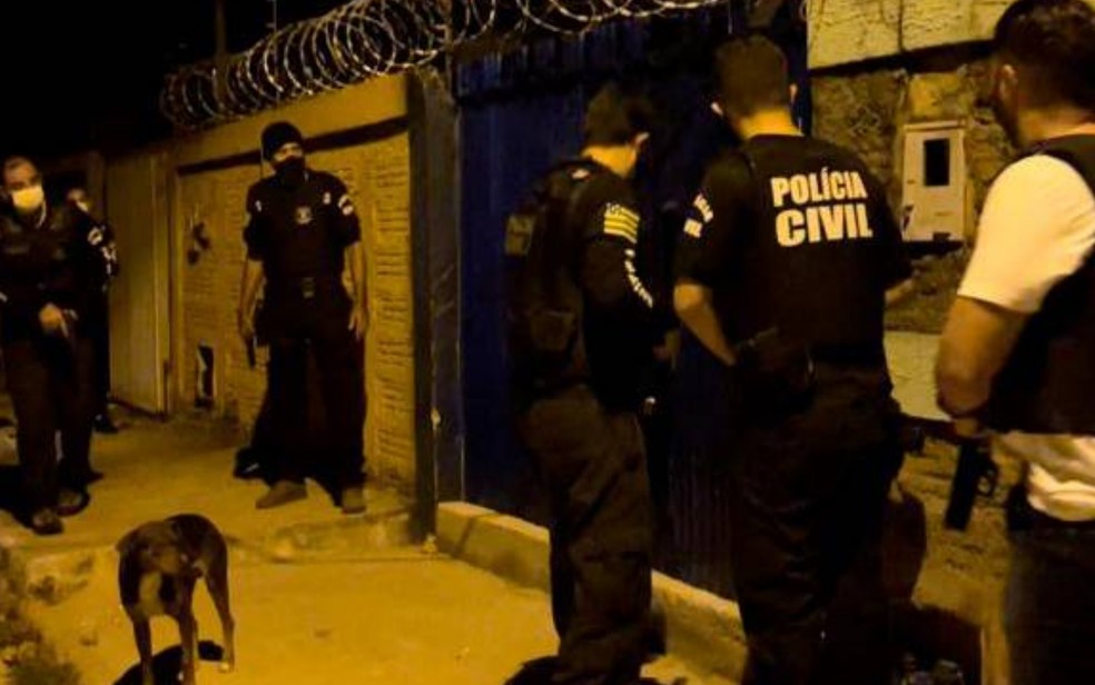 Cinco pessoas são presas após vídeo de criança segurando armas viralizar nas redes sociais