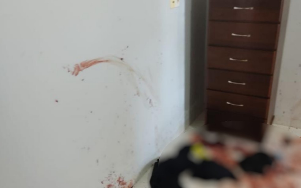 Pai encontra filho morto dentro de casa após suposto assalto