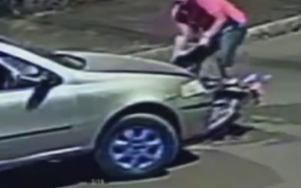 Motorista atropela motociclista, desce do carro, tira moto da frente e foge