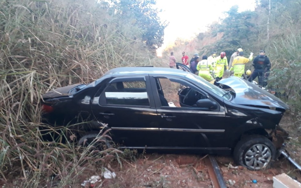 Motorista fica ferido após carro sair da pista e cair de ponte sobre ferrovia, em Valparaíso de Goiás