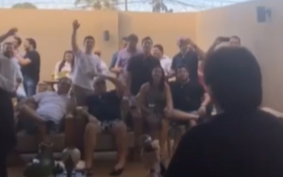 Prefeito de Cachoeira Alta e prefeita de Caçu aparecem em vídeo aglomerando em festa com sertanejos Gian e Giovani