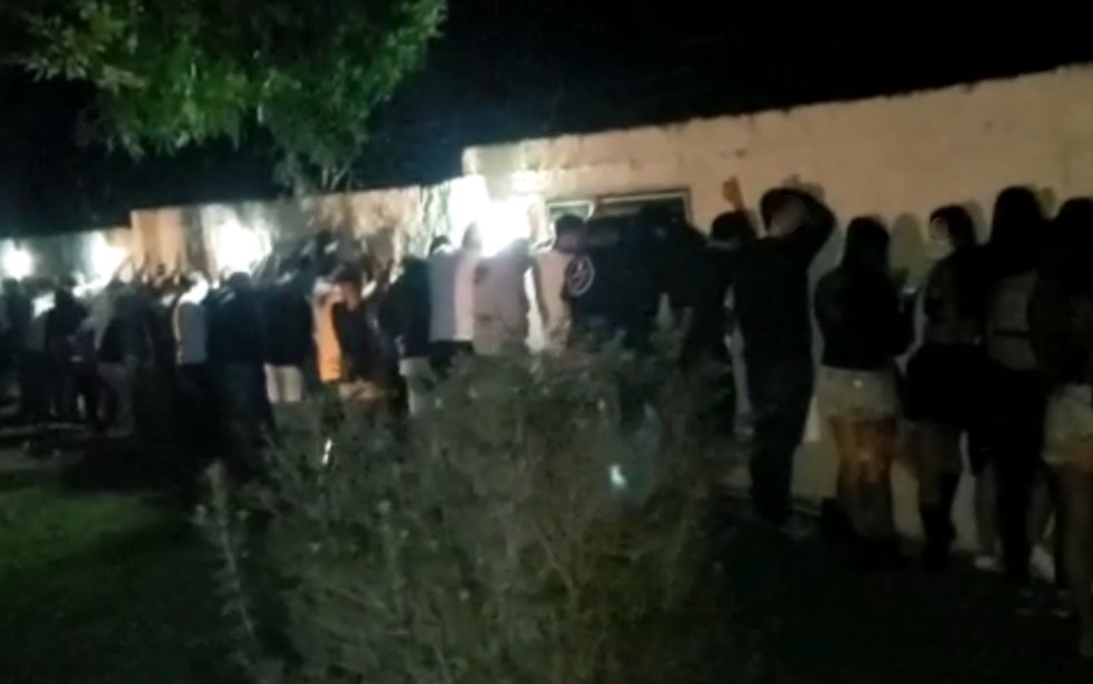 Fiscalização encerra festa com mais de 300 pessoas e aplica quase R$ 60 mil em multas, em Aparecida de Goiânia