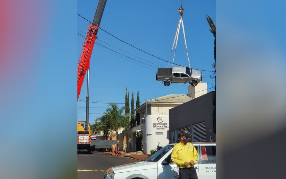 Motorista acelera caminhonete sem querer, quebra vidro da garagem e cai em piscina, diz SMT