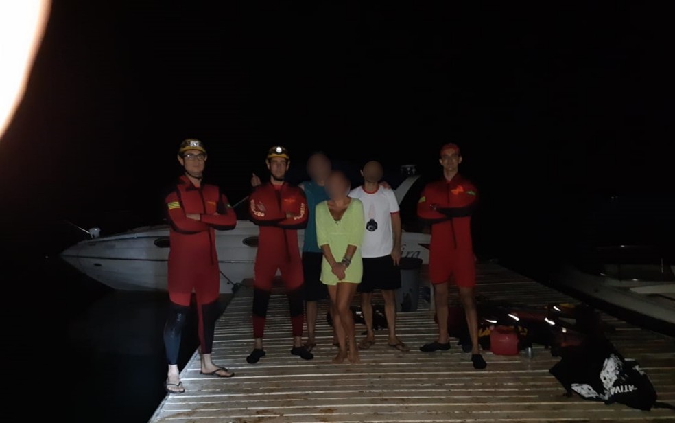 Cinco turistas são resgatados após cerca de 10h à deriva no Lago Azul