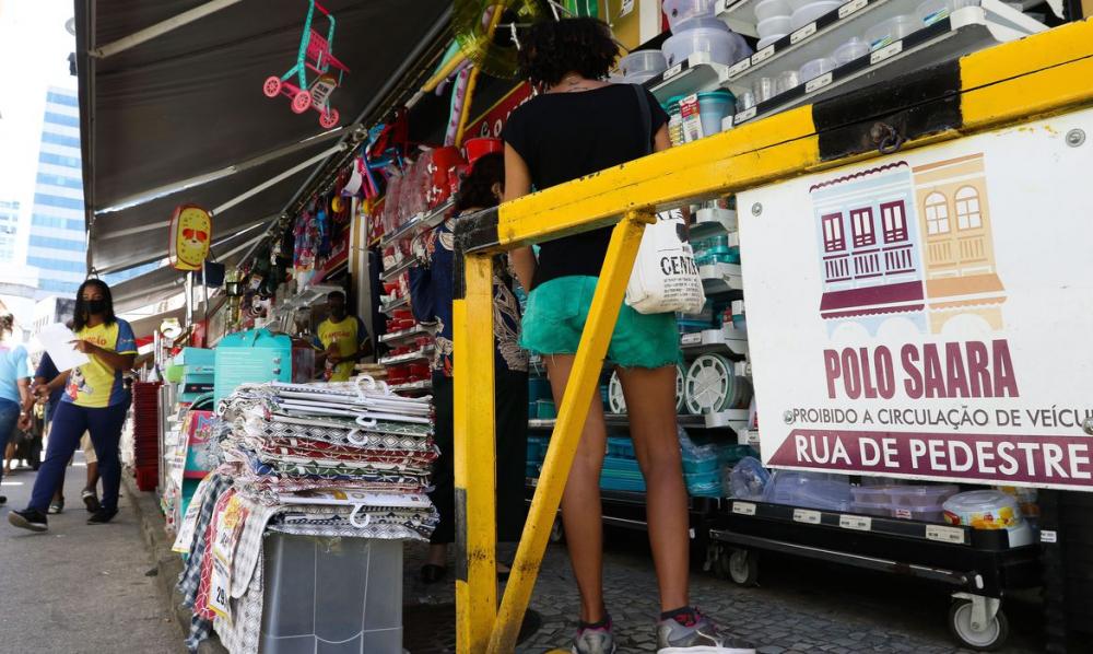 Comércio cresce 1,8% de março para abril, diz IBGE