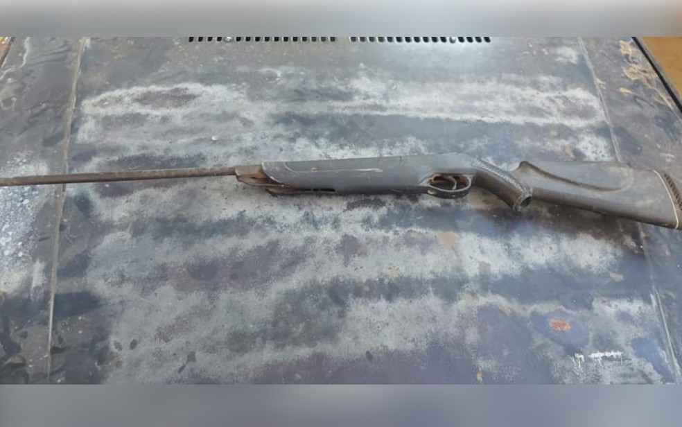 Pai é preso suspeito de atirar acidentalmente na filha de 2 anos ao manusear arma bêbado