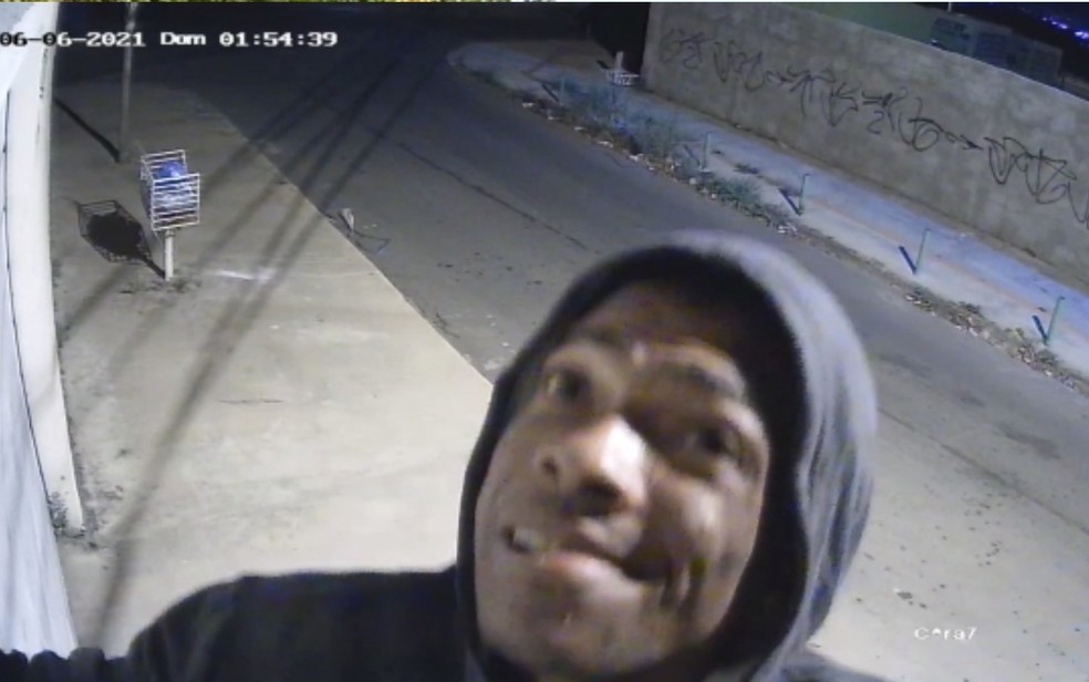 Ladrão escala muro de 4 metros, passa por cerca elétrica e se espreme em janela para furtar fábrica