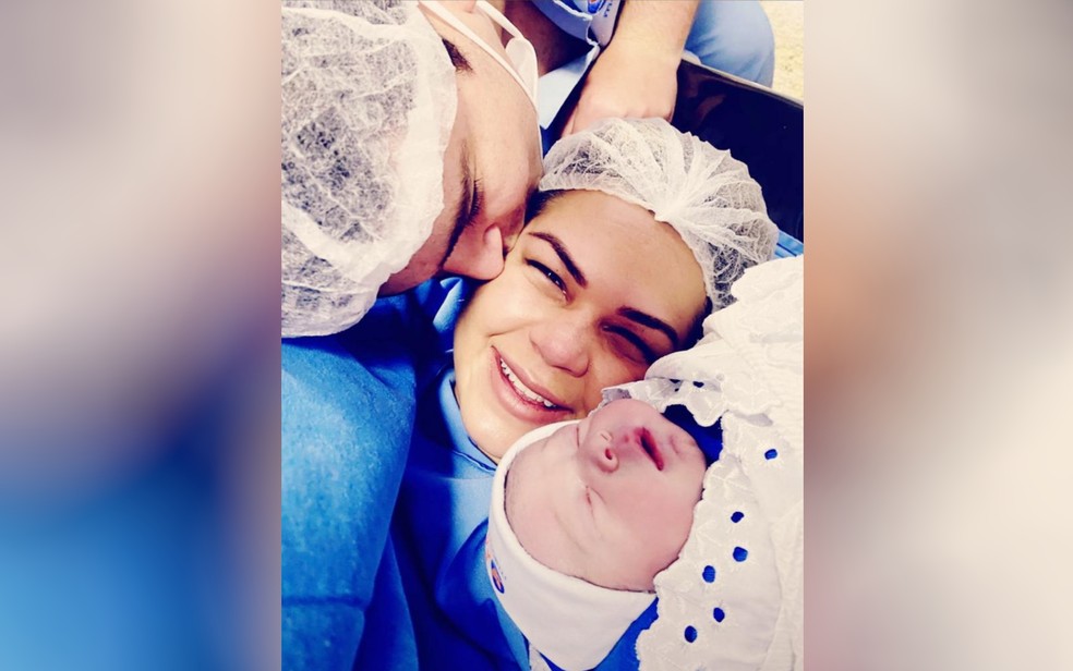 Mãe comemora o nascimento de bebê com anticorpos contra a Covid-19, em Goiânia