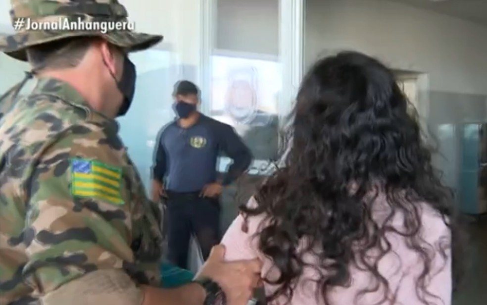 Mulher é presa suspeita de se passar por fiscal ambiental para cobrar propina de fazendeiros em Goiás