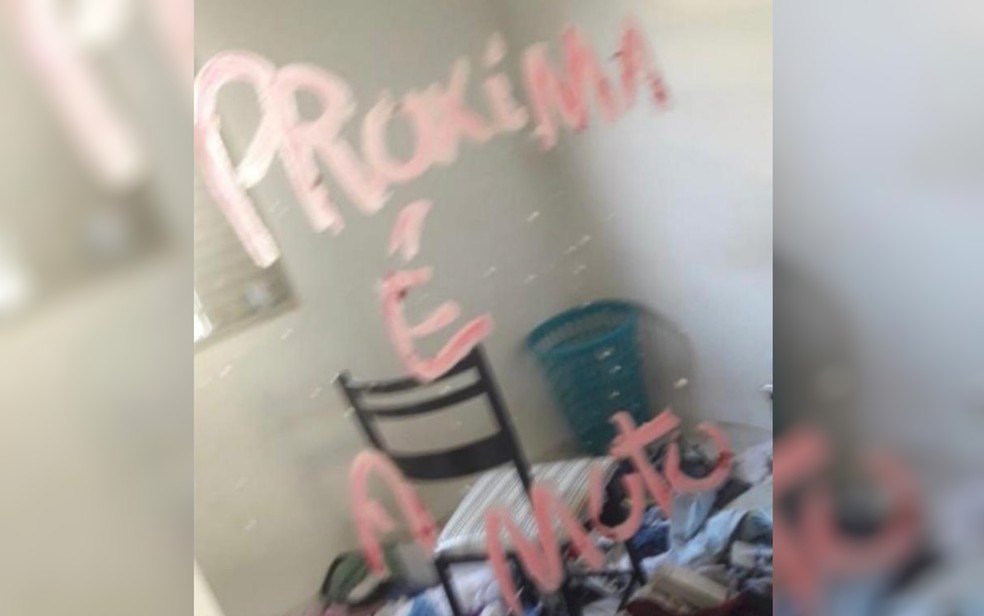 Ladrão furta casa e deixa recado no espelho aos moradores: ‘Próxima é a moto’