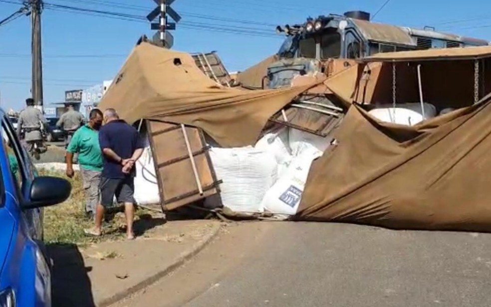 Carreta carregada com 25 toneladas de adubo é atingida por trem em linha férrea de Catalão