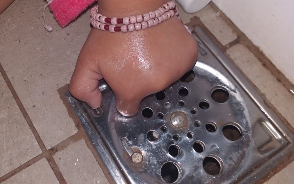 Menina de 2 anos fica com o dedo preso a ralo do banheiro em Rio Verde