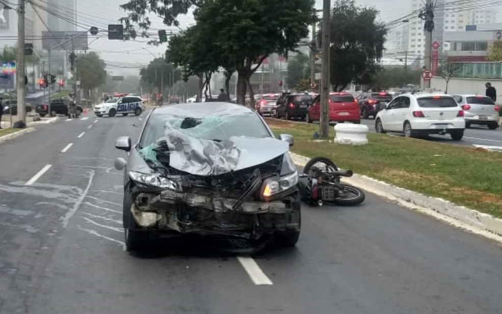 Motociclista morre após ser atingido por carro e moto ser arrastada por 40 metros em Goiânia, diz polícia
