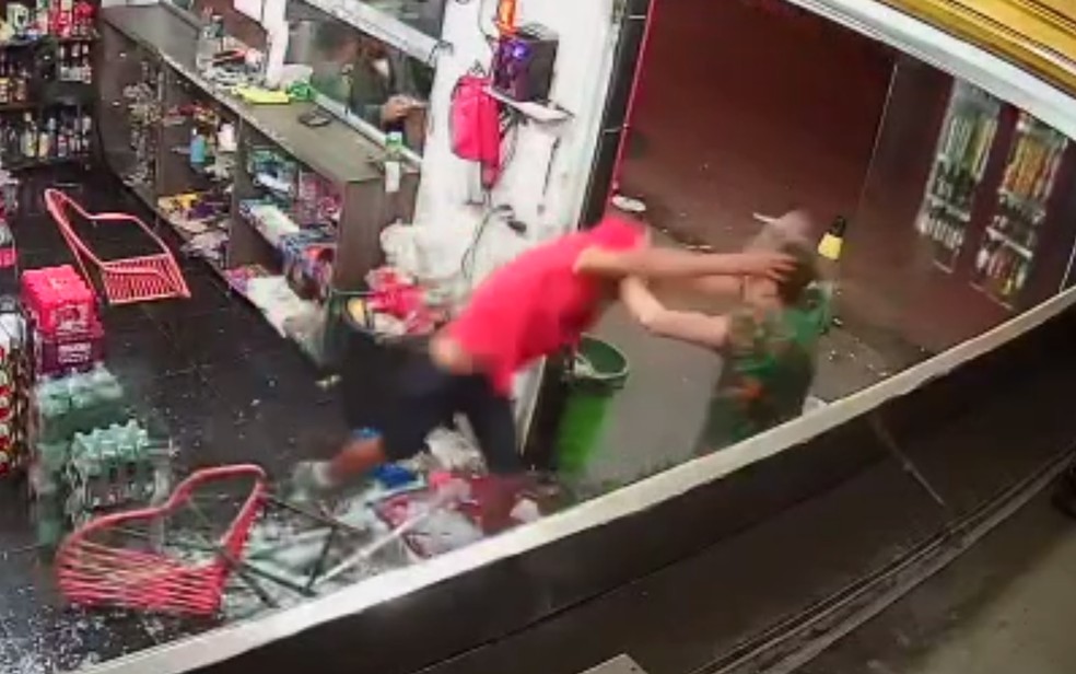 Funcionário de distribuidora é esfaqueado por cliente após se recusar a passar R$ 0,50 no cartão