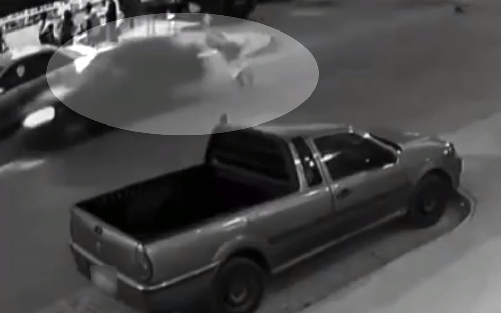 Mãe é atropelada e tem bebê que levava no colo arremessada em rua de Águas Lindas de Goiás