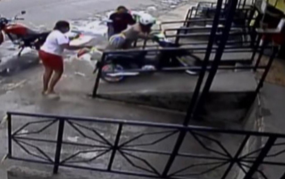 Motociclista perde controle de moto, não atinge duas pedestres por um triz e sobe em rampa de supermercado