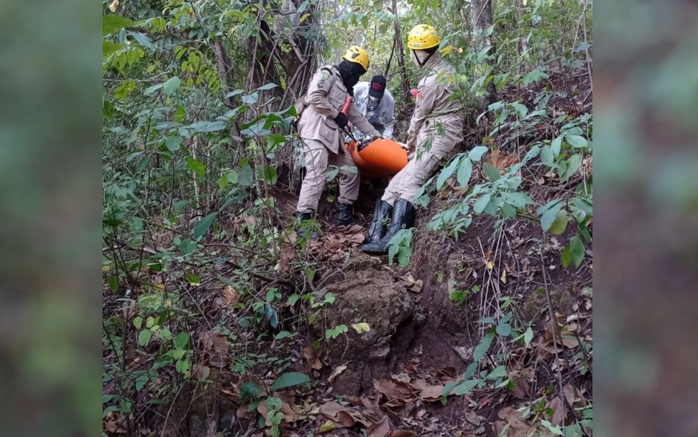 Bombeiros trabalham 14 horas para resgatar homem que caiu de encosta de cerca de 20 metros de altura em mata fechada