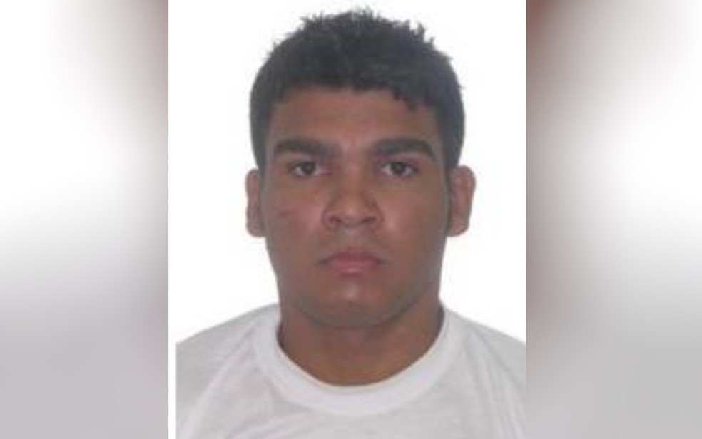 Mulher mostra policiais em busca de suspeito de matar família em Ceilândia após ele ser filmado em fazenda