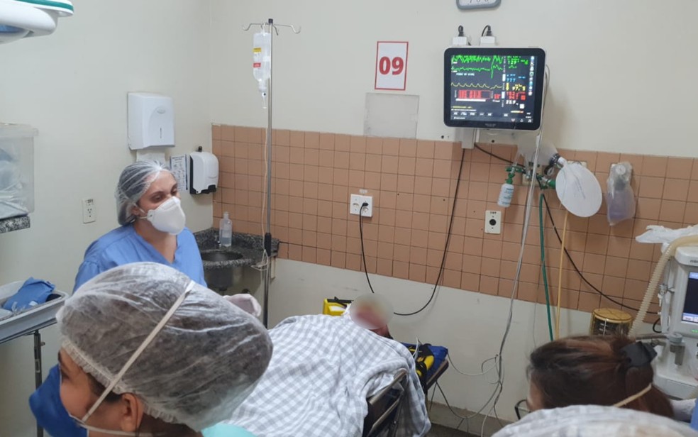 Dois policiais são baleados em Goiás durante buscas por suspeito de matar família em Ceilândia