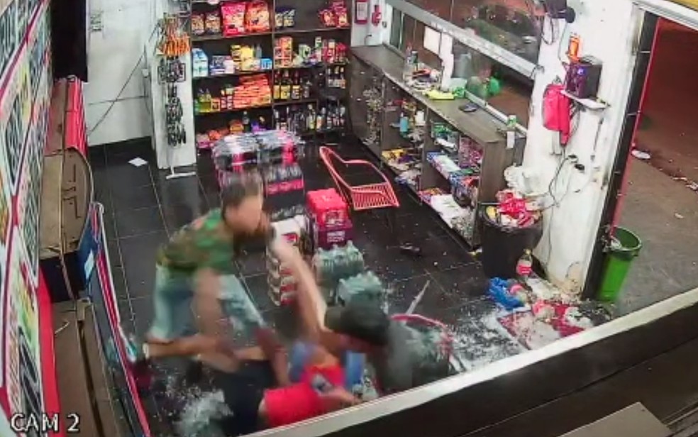 Polícia identifica suspeito de esfaquear irmãos que se recusaram a passar R$ 0,50 no cartão em distribuidora