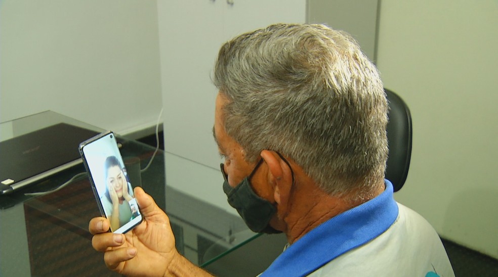 Mulher reencontra pai após 30 anos graças a banco de DNA da polícia e comemora