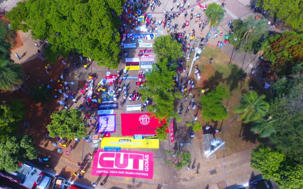 Manifestantes protestam contra Bolsonaro e a favor da vacina em Goiás