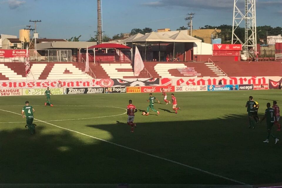 Na zona de rebaixamento, Vila Nova disputa clássico contra o Goiás, no G-4