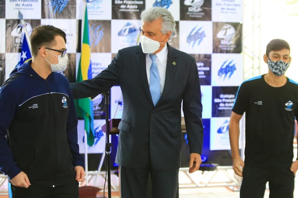 Caiado compartilha trajetória com estudantes em Anápolis