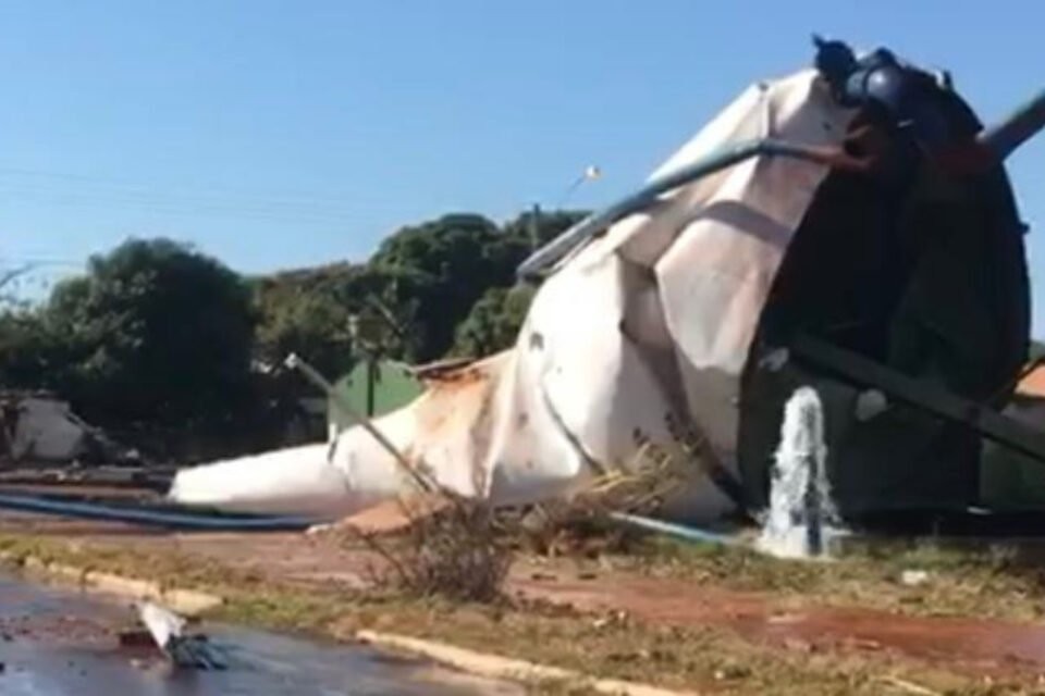 Caixa d’água desaba, destrói casa e deixa uma pessoa ferida, em Senador Canedo