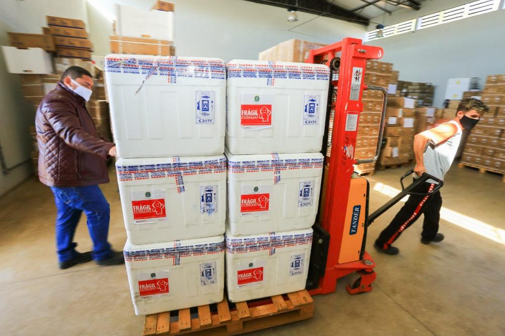 Goiás recebe remessa com 29,2 mil doses de vacina CoronaVac