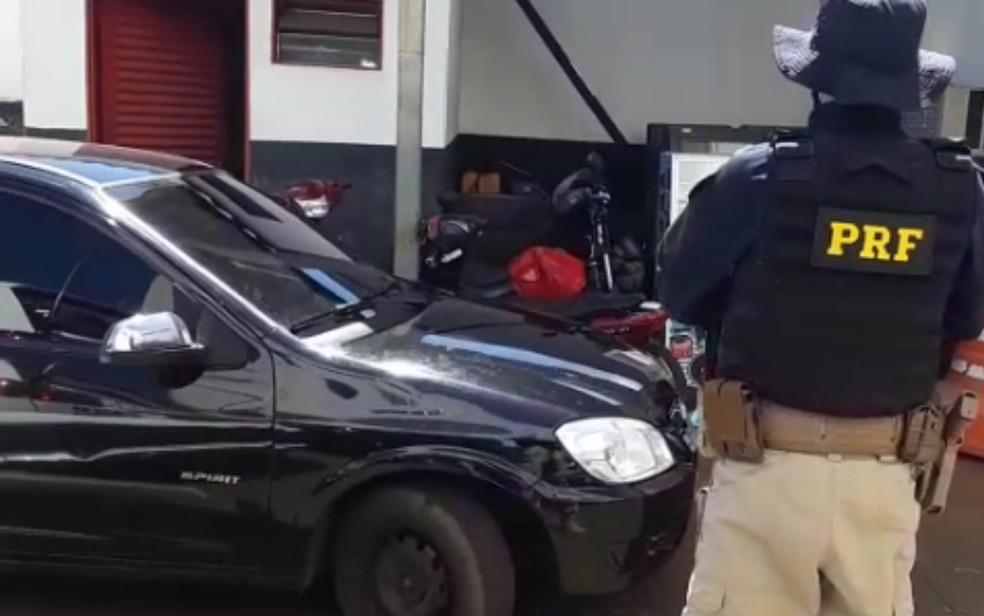 Jovem é presa suspeita de pegar carro da ex-patroa há um ano, ficar com ele sem pagar e não devolvê-lo