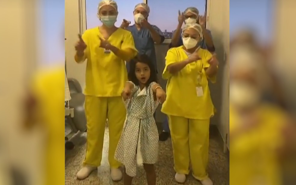 Criança comemora alta de hospital com dancinha viralizada; vídeo