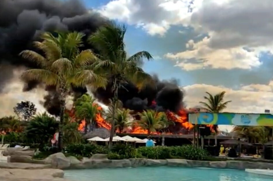 Após incêndio, Hot Park anuncia que abrirá normalmente nesta sexta-feira