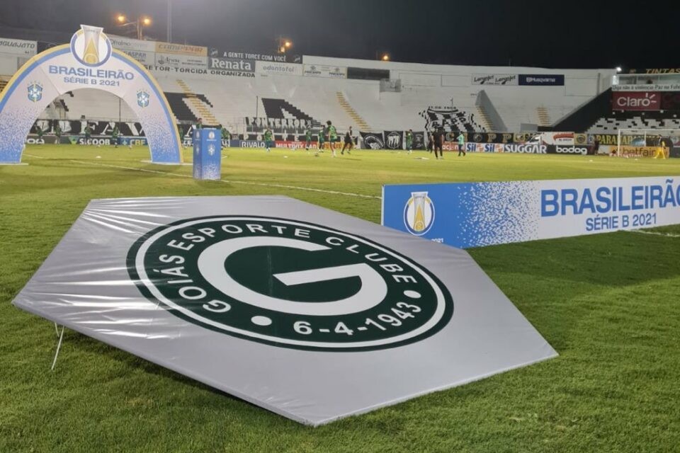 Na estreia do novo treinador, Goiás perde para a Ponte Preta, mas se mantém no G4