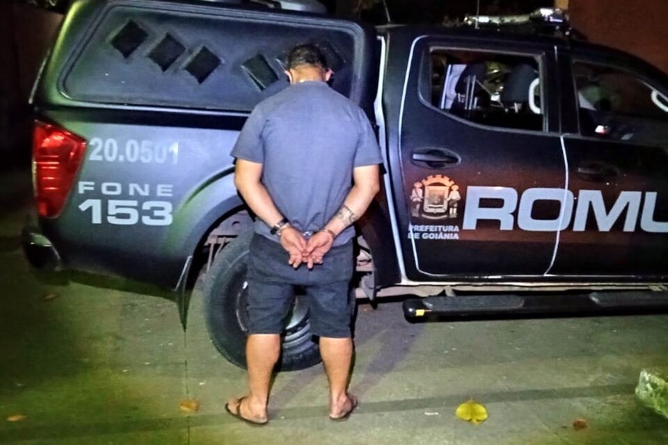 Suspeito de furtar mercado é preso, fica solto e ameaça dono, em Goiânia